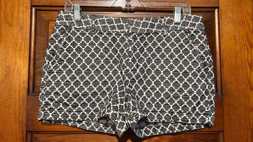 Khakis by Gap The City 3 Inch Short Black and White Geometric Jacquard